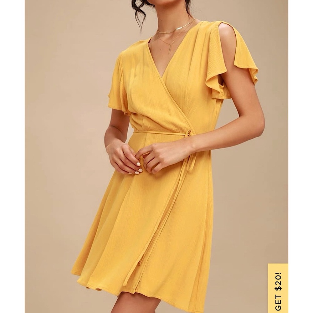 NWT yellow Lulu’s wrap dress. Size L